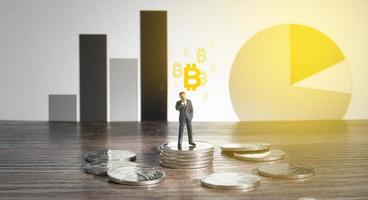 concetto di business uomo d'affari in piedi su una pila di monete d'argento bitcoin cryptocurrency concept foto