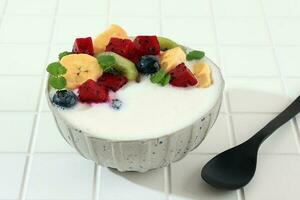 Yogurt ciotola con fresco frutta guarnizione foto