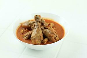 kare o gulai ayam , speziato pollo curry fatto a partire dal pollo coscia, spezie, e Noce di cocco latte. foto