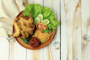 ayam goreng kremes, indonesiano cibo foto