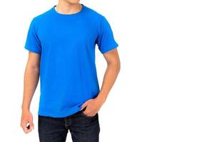 giovane uomo in maglietta blu isolato su sfondo bianco foto