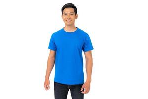 giovane uomo in maglietta blu su sfondo bianco