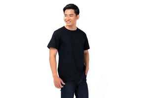 giovane uomo in maglietta nera su sfondo bianco