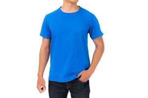 giovane uomo in maglietta blu su sfondo bianco
