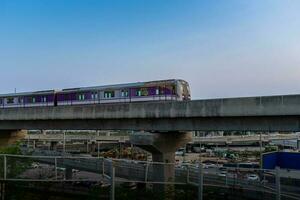 nonthaburi-thailandia aprile 9, 2023 mrt viola linea cielo treno nel il tramonto sera a scoppio si, nonthaburi Tailandia. foto