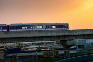 nonthaburi-thailandia aprile 9, 2023 mrt viola linea cielo treno nel il tramonto sera a scoppio si, nonthaburi Tailandia. foto