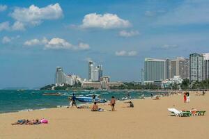 pattaya, Tailandia - dicembre 31, 2022 Pattaya spiaggia è affollato con molti turisti. dopo apertura Tailandia, apertura il nazione per benvenuto straniero turisti. dopo il covid situazione si svolge foto