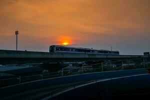 nonthaburi-thailandia aprile 9, 2023 mrt viola linea cielo treno nel il tramonto sera a scoppio si, nonthaburi Tailandia. foto