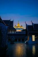 bellissimo tramonto a d'oro montagna phu khao perizoma un antico pagoda a wat saket tempio su gennaio 29, 2023. il famoso destinazione nel bangkok, Tailandia. foto