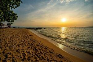 Pattaya spiaggia, pratumnak collina fra Sud Pattaya spiaggia e jomtien spiaggia nel il tramonto, sera. foto