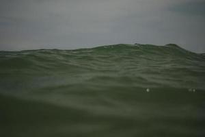 onde turchesi di un oceano in tempesta sulla spiaggia estiva foto