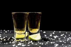 due bicchieri di tequila con lime e sale foto