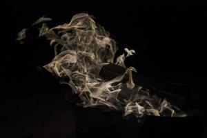 lingue fredde di fiamma danzano di notte wallpaper foto