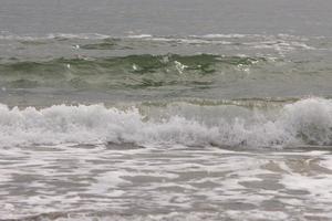 onde turchesi di una carta da parati oceanica in tempesta foto