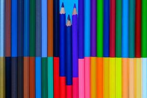 vicino su. multicolore matite per sfondo. vicino su parecchi colori. foto