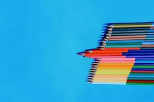 multicolore matite isolato su blu sfondo. vicino su parecchi colori. foto