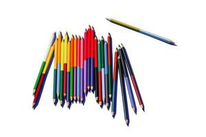 multicolore matite isolato su bianca sfondo. vicino su parecchi colori. foto