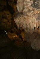 interessante originale grotta nel il Turco montagne con stalattiti e stalagmiti la creazione di il sfondo foto