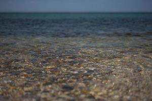 superficie dell'acqua per lo sfondo estivo foto