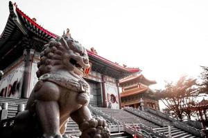 statua di pietra del leone sul tempio cinese in thailandia