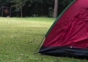 concetto di vacanza tenda da campeggio rossa red