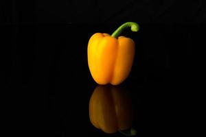 primo piano peperone dolce su nero foto