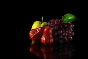 mescolare la frutta su acrilico nero foto