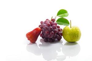 mescolare la frutta su acrilico bianco foto