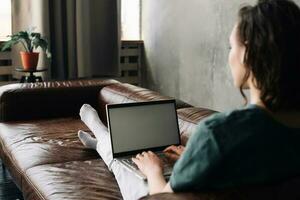 digitale connettività e produttività, giovane donna utilizza il computer portatile con vuoto bianca schermo a casa. Esplorare il versatilità di libero professionista, alunno stile di vita, formazione scolastica, ragnatela conferenza, video chiamate, foto