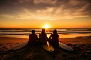 tre surfer amici seduta su loro tavola da surf su il sabbia Guardando il tramonto . ai generato foto