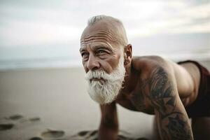 vicino su ritratto vecchio maturo uomo fare yoga su il spiaggia. ai generato foto