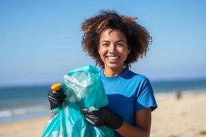 ritratto vicino su sorridente misto gara volontario donna raccolta spazzatura su il spiaggia, blu oceano e cielo sfondo. ai generato foto