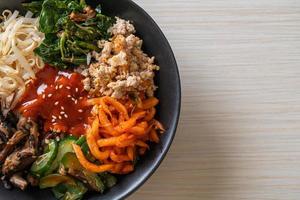 insalata piccante coreana con riso cibo tradizionalmente coreano bibimbap foto