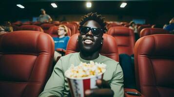 nero uomo mangiare Popcorn nel un' film Teatro, seduta e mangiare Popcorn. ai generato foto