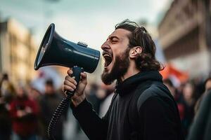 ritratto di un' uomo grida in un' megafono durante un' protesta. ai generato foto