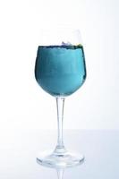 bicchiere di vino con bevanda blu a base di erbe di pisello farfalla foto