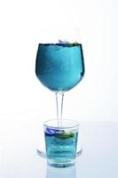 bevanda blu con erbe di pisello farfalla su sfondo bianco white