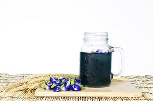 bevanda blu pisello farfalla su sfondo bianco foto