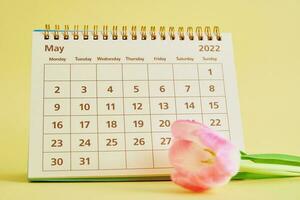 calendario e fiori vicino su foto