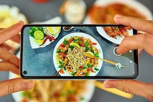 assunzione foto di agitare friggere spaghetto con smartphone per sociale media