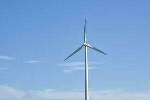 vento turbina contro blu cielo. vento energia energia concetto foto