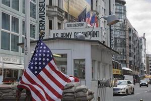 checkpoint charlie a berlino, germania foto