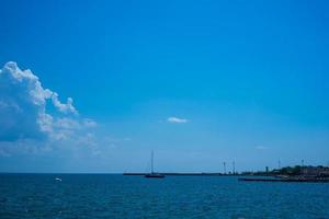 paesaggio marino con superficie dell'acqua e cielo con nuvole foto