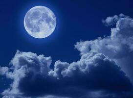 un' pieno Luna nel un' tragico notte cielo con nuvole. un' Halloween scena con un' copia di il spazio. foto