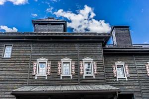 edificio in legno nel colore nazionale sullo sfondo del cielo azzurro foto