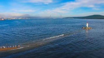 veduta aerea del paesaggio marino con un bellissimo faro foto