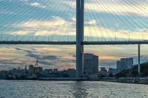 paesaggio urbano con vista serale sul ponte d'oro foto