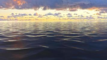 paesaggio marino con onde e tramonto rosa foto