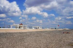 bellissima spiaggia assolata con gazebo bianchi foto