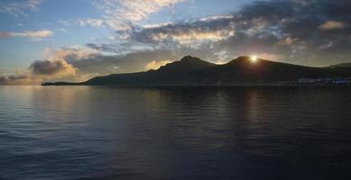 paesaggio marino durante il tramonto sulla spiaggia foto